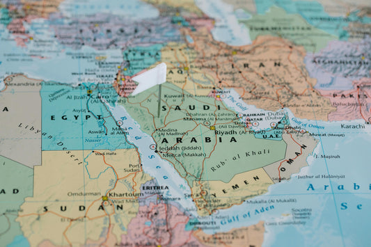 Karte von Oman und den Nachbarländern auf der Arabischen Halbinsel, mit Fokus auf Saudi-Arabien, Jemen und den Golf von Oman.